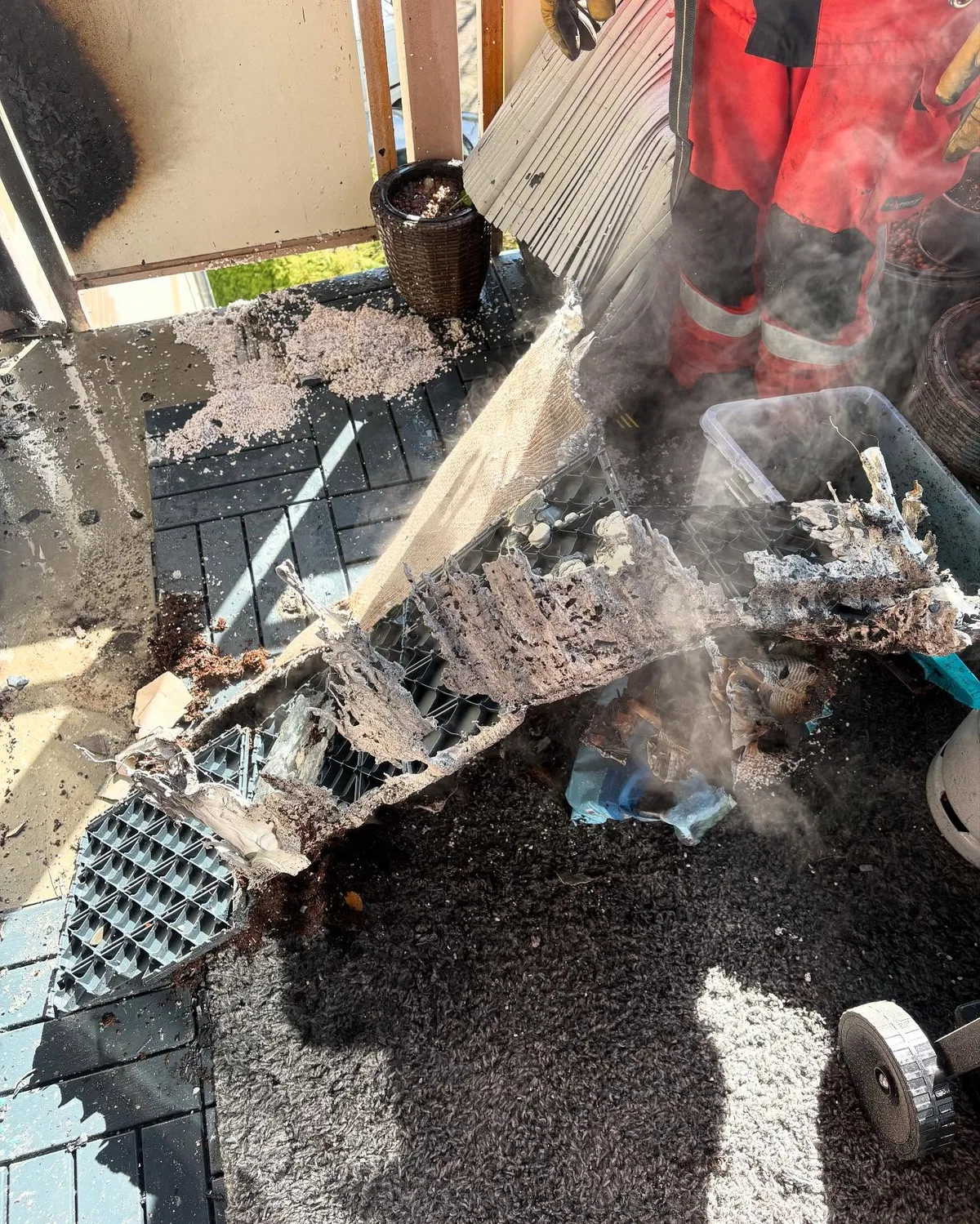 Zahlreiche Gegenstände auf dem Balkon wurden Opfer der Flammen. Diverse Szenen eines Feuerwehreinsatzes