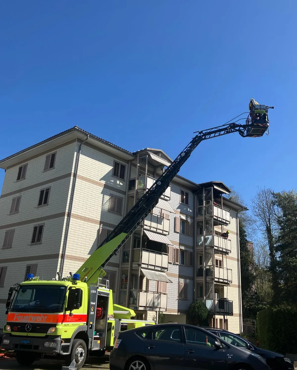 Dank der Drehleiter konnte die Feuerwehr den Brand von mehreren Seiten bekämpfen. Diverse Szenen eines Feuerwehreinsatzes