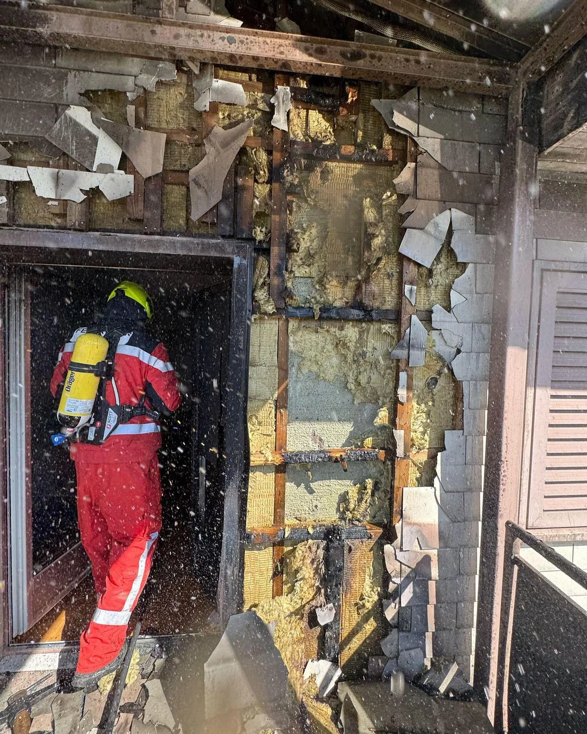 Teile der Fassade mussten für die Löscharbeiten entfernt werden. Diverse Szenen eines Feuerwehreinsatzes