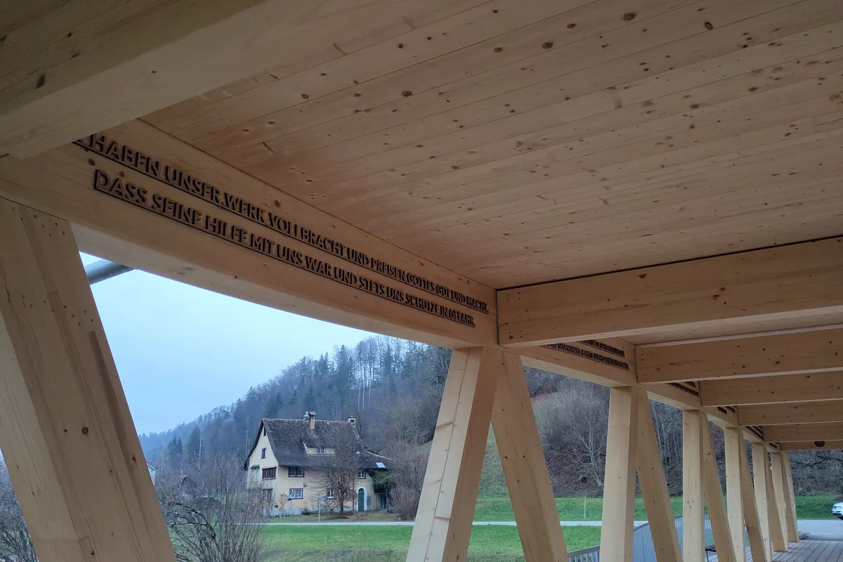 Der Richtspruch ist prominent an der Brücke angebracht und ziert die gesamte Länge. Man sieht eine Beschriftung an einer Brücke.