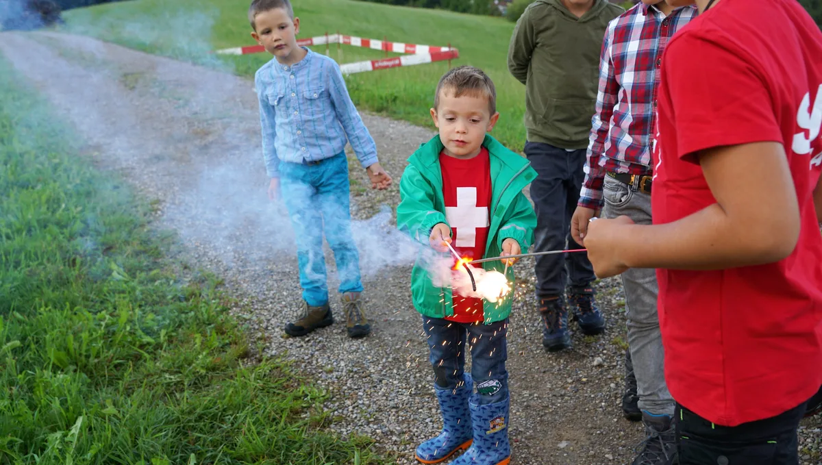 Viel spannender als im Festzelt warten: Mit Feuer spielen.