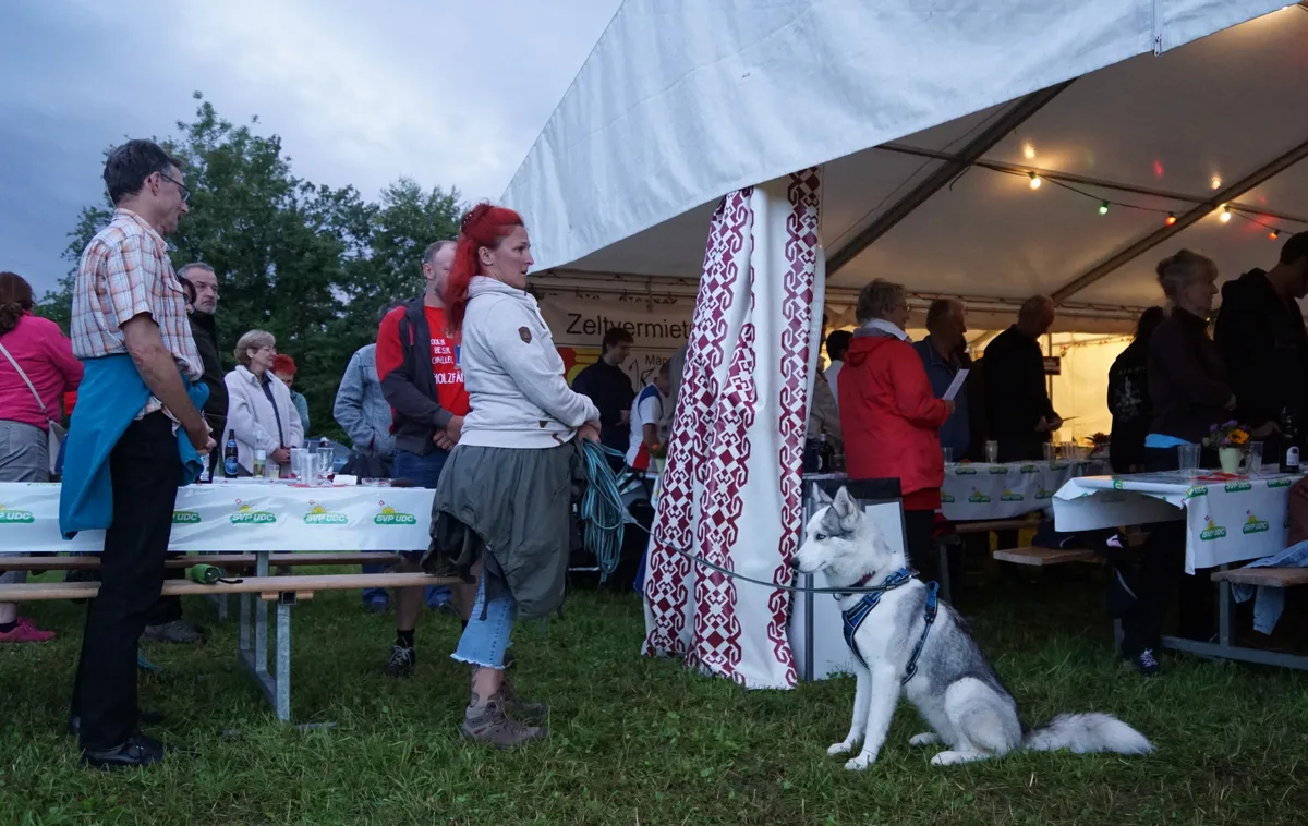 Menschen an Feier und ein Hund