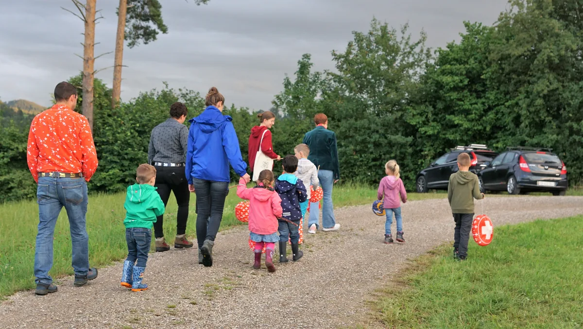 Kinder und Erwachsene mit Lampions