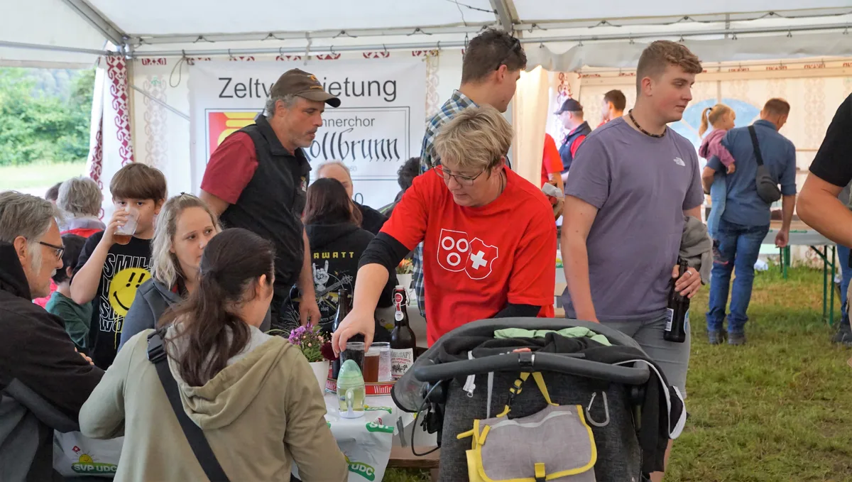 Frau verteilt Getränke an Tisch