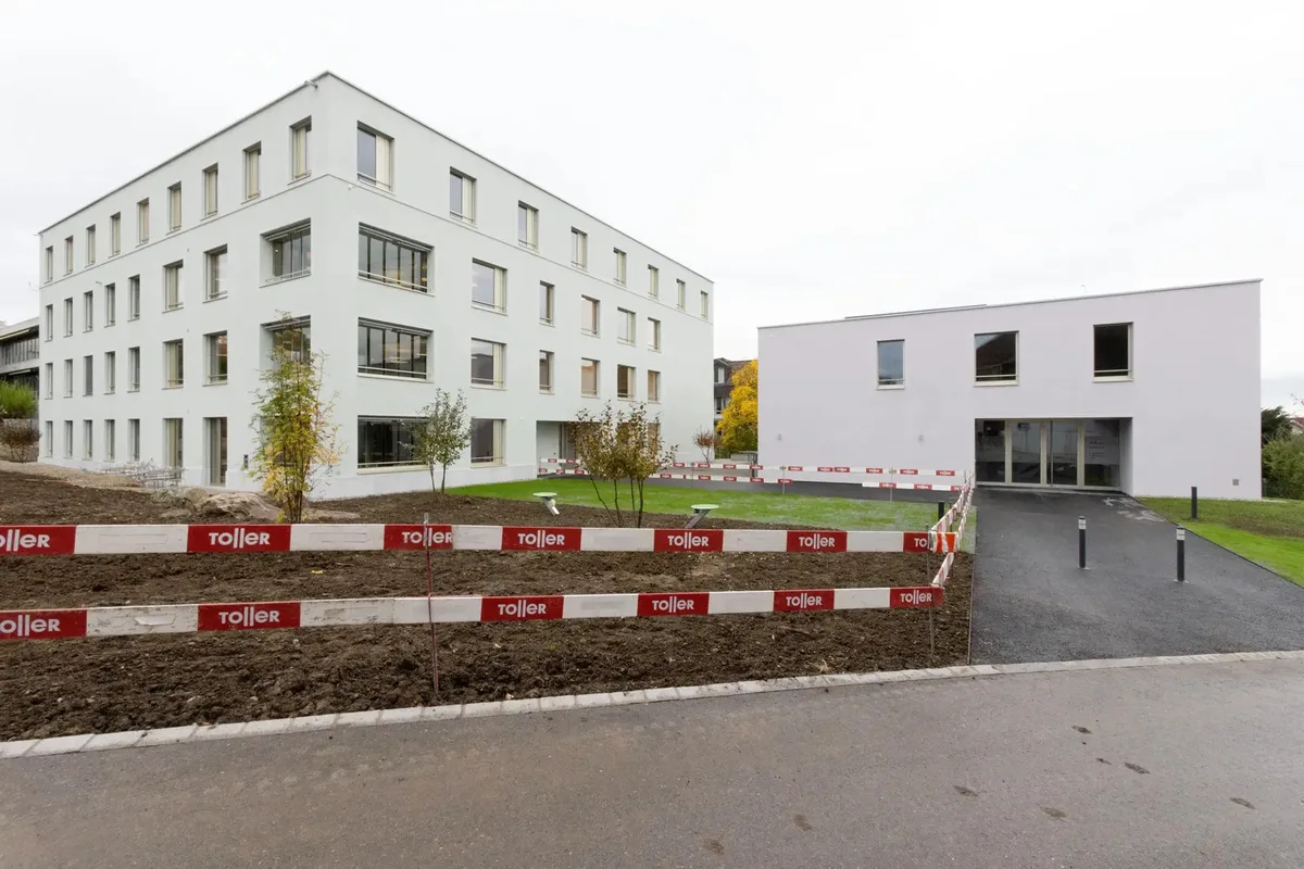 Zwei Gebäude der Clienia Schlössli.