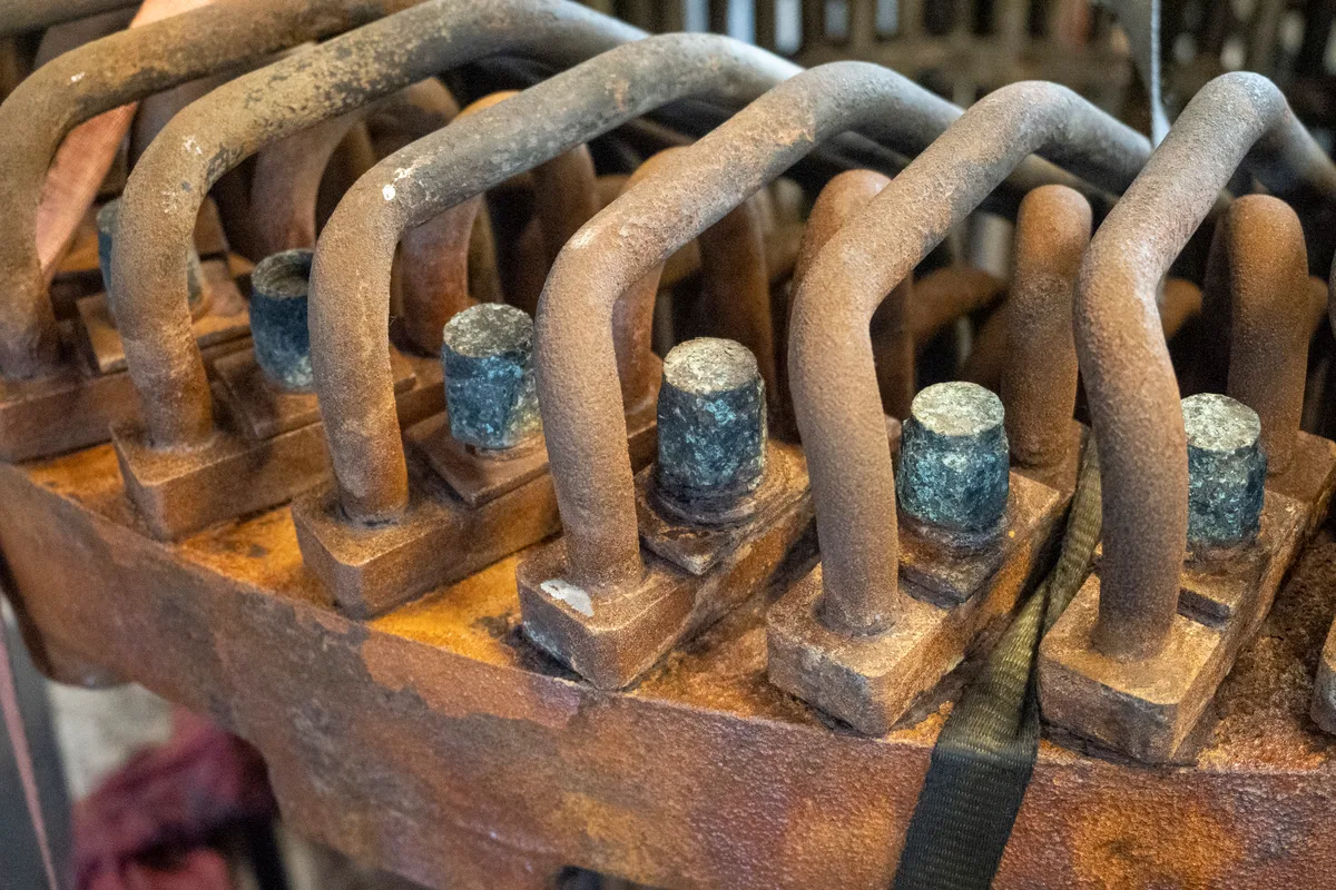 Im Gegensatz zum Kessel besteht er aus vielen einzelnen Rohrschlangen, die die Dampfgruppe nicht selber herstellen kann. Man sieht die Rohrschlangen aus der Nähe.