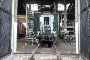 29778348-2 Eingerüstet und fahrunfähig: Der Uebb-Dampftriebwagen steht derzeit im Lokschuppen in Brugg.