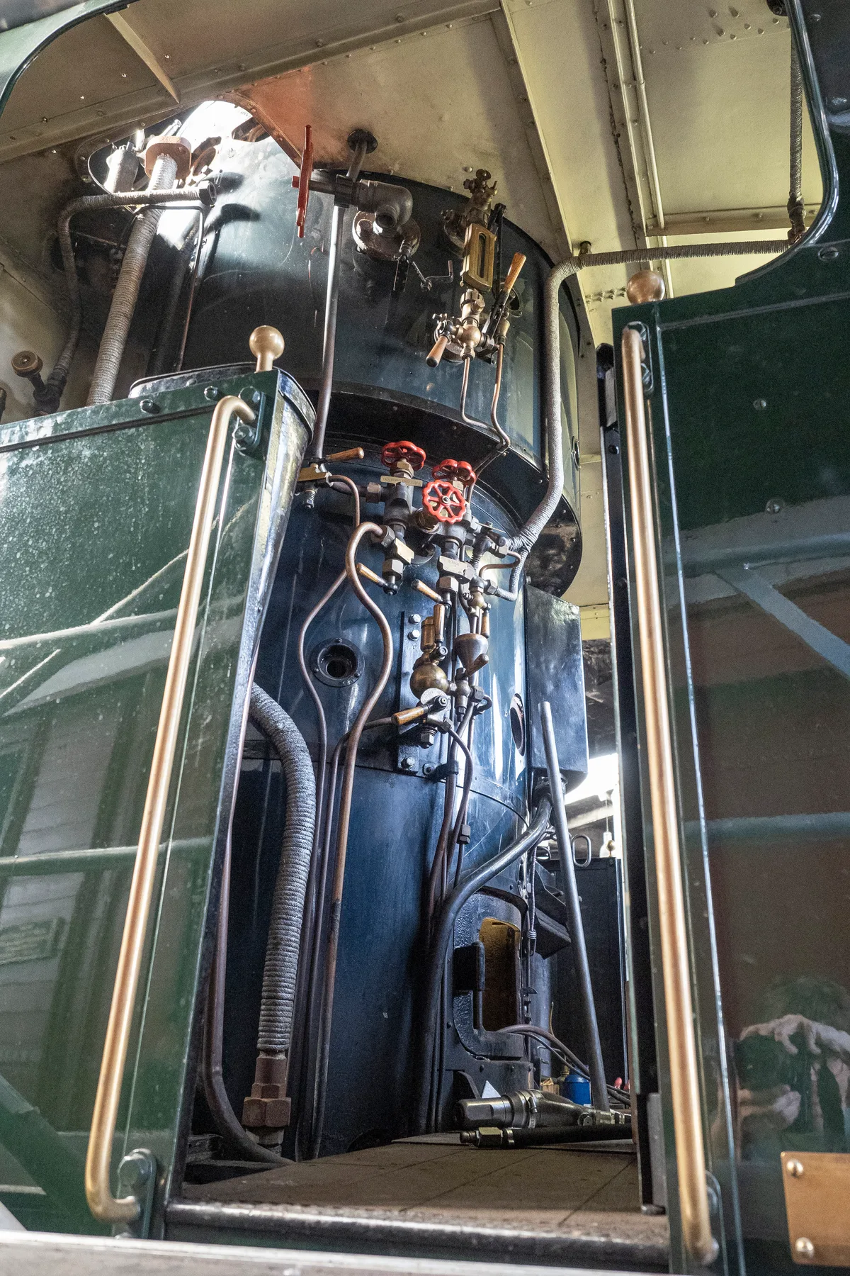 Der Kessel des Dampftriebwagens ist der Grund, warum dieser im Moment nicht fährt. Man sieht einen stehenden Dampfkessel in einem Fahrzeug drin.
