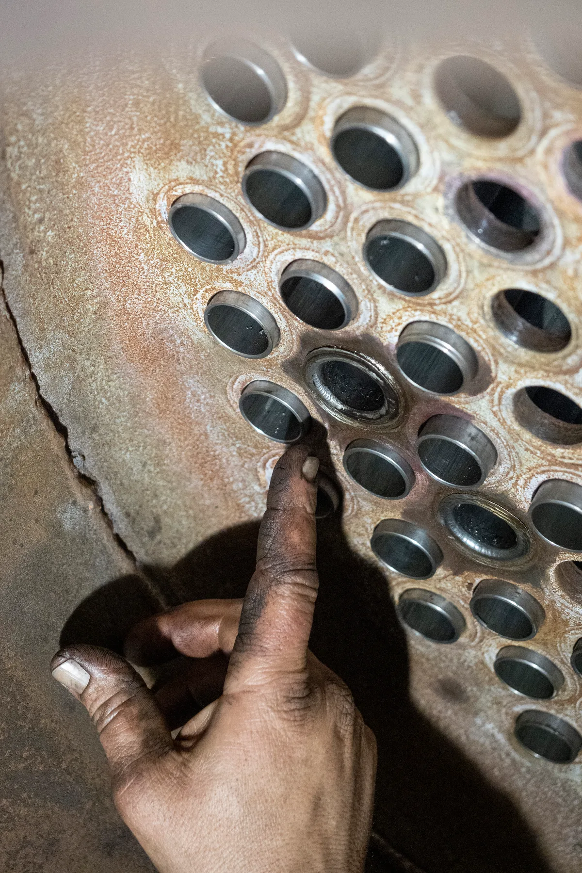 Durch das Bördeln schmiegt sich der Rohrrand an die Platte an. Man sieht eine Platte, aus der Rohrränder rausragen.