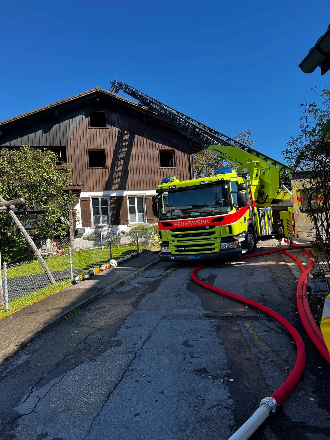 Ein Feuerwehrauto steht vor einem Haus.
