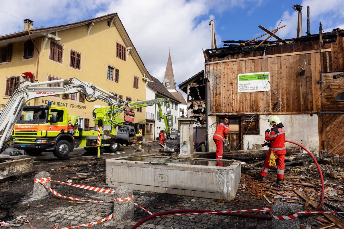Feuerwehr vor einer gelöschten Brandstelle.