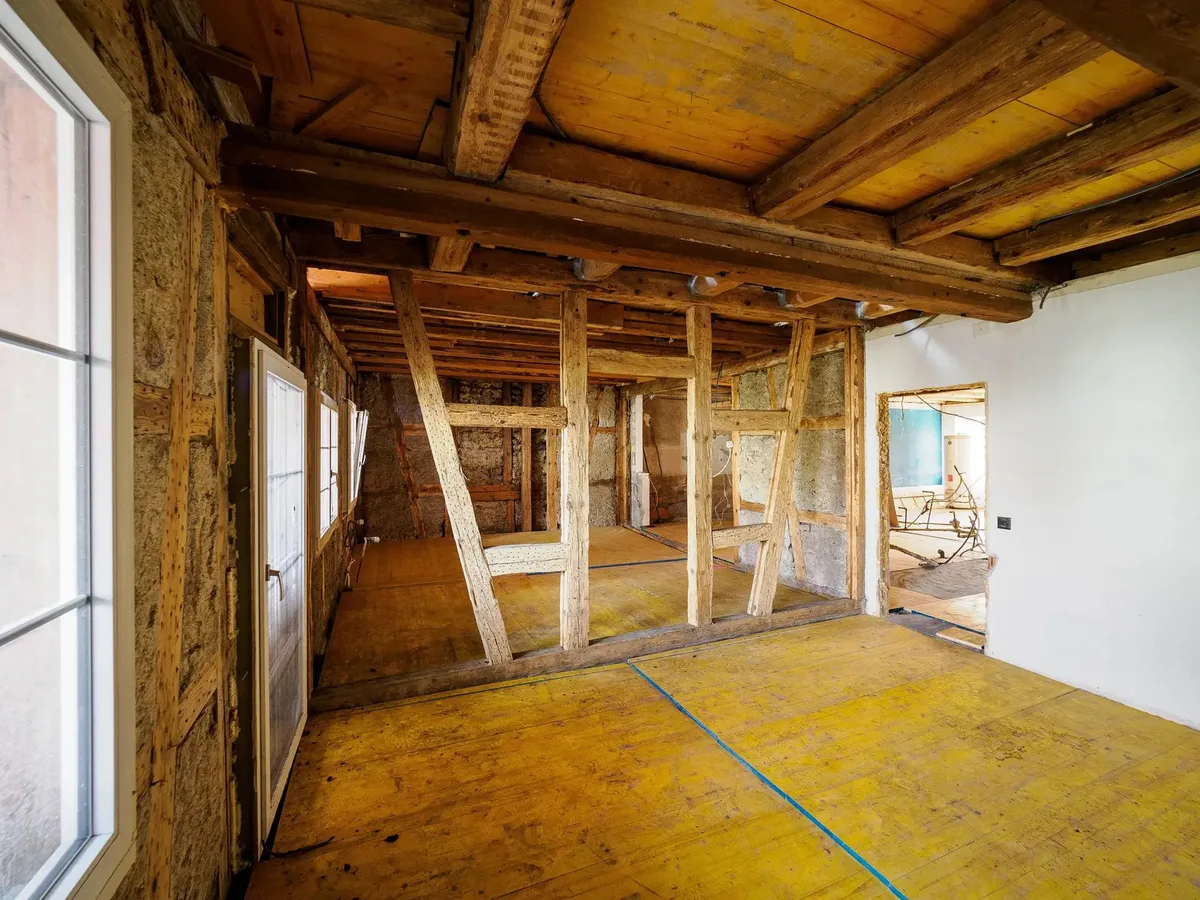 Geleerte Gefache im Inneren eines Riegelhauses.