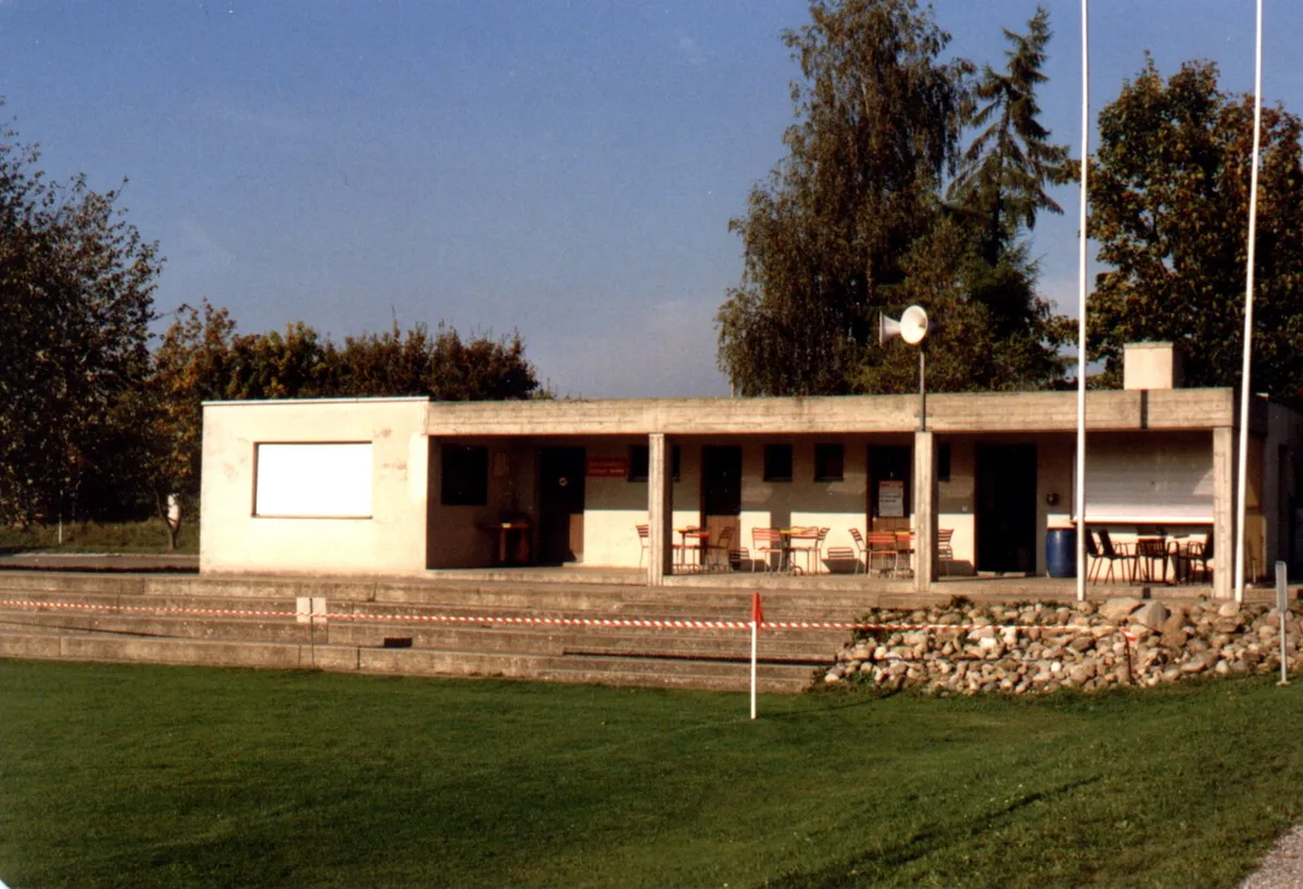 Das Klubhaus des FC Pfäffikon auf dem Barzloo im Jahr 1990. Das Klubhaus des FC Pfäffikon auf dem Barzloo im Jahr 1990.