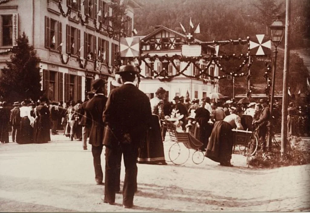 Man sieht Leute an einem Fest.