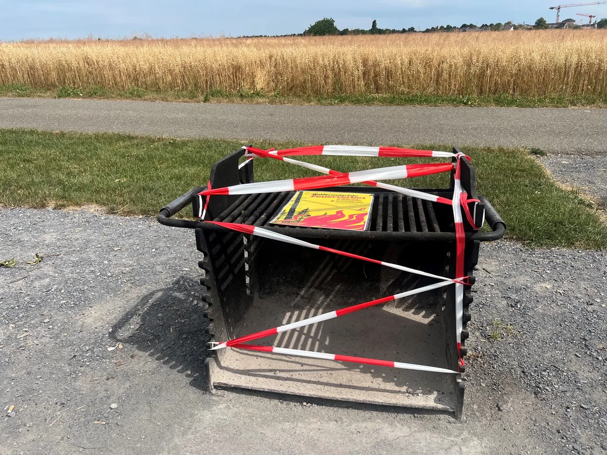 11471506-4 Mehrere Gemeinden im Oberland verhängen ein Feuerverbot. Damit ist auch das Grillieren mit Holz oder Holzkohle nicht mehr erlaubt.