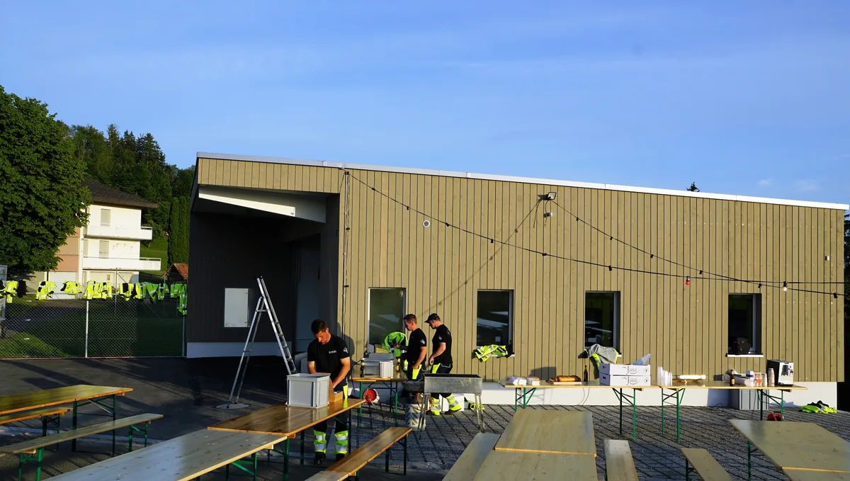 Man sieht Tische vor dem neuen Feuerwehrdepot.