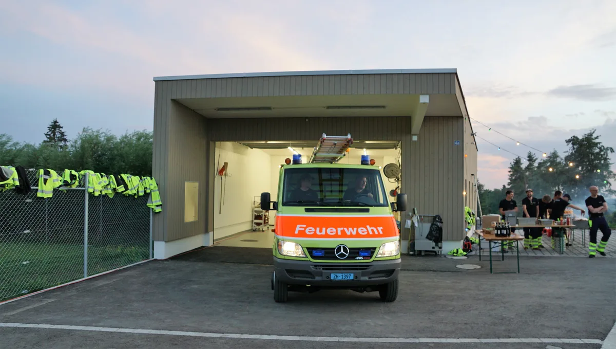 Feuerwehrauto fährt ins Depot.