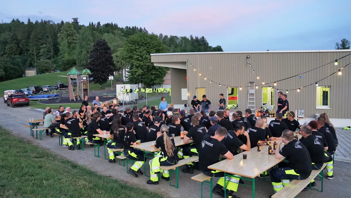 Fest vor Feuerwehrdepot