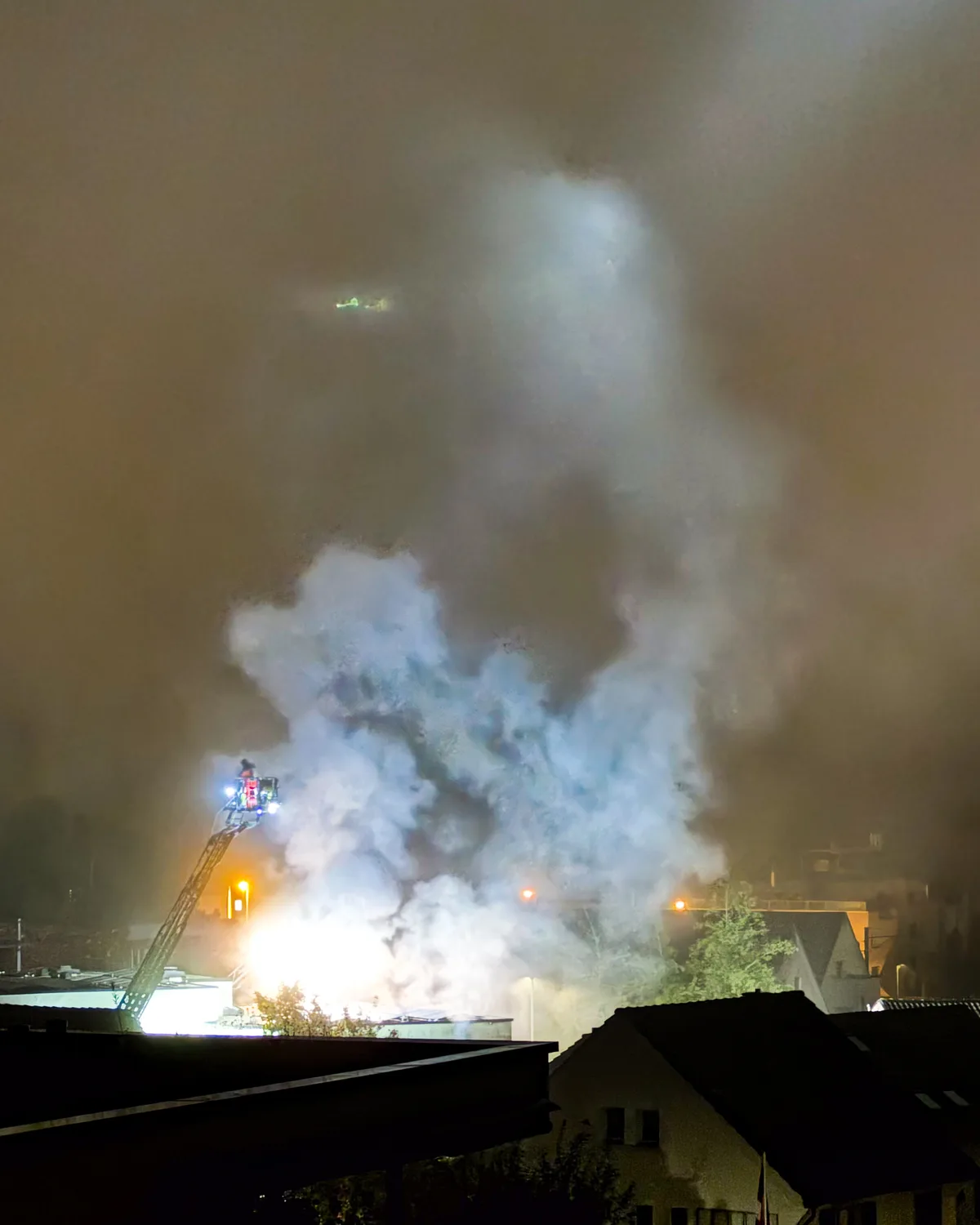 Man sieht die Rauchwolken von einem brennenden Haus.