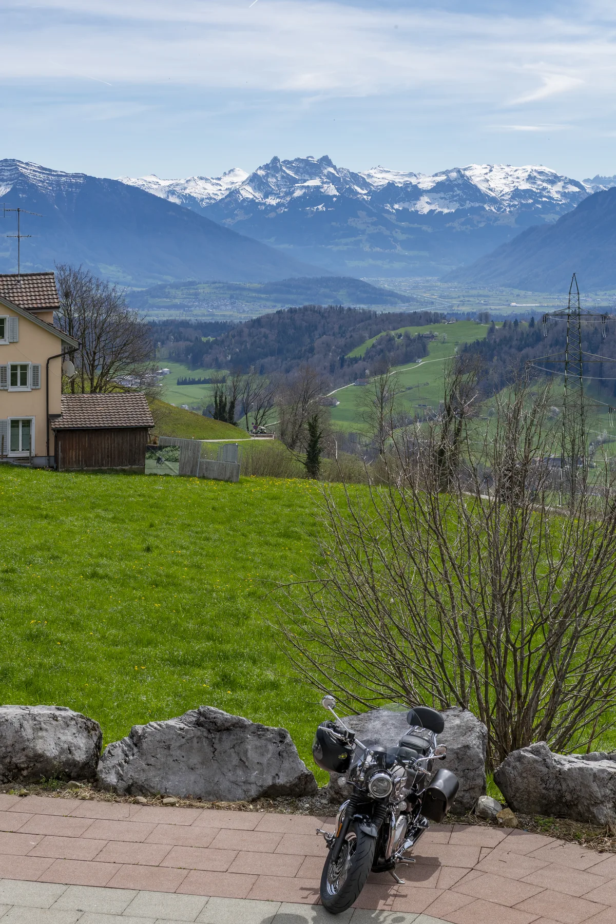 Die schneebdeckten Alpen von der Bachtel-Ranch aus gesehen.