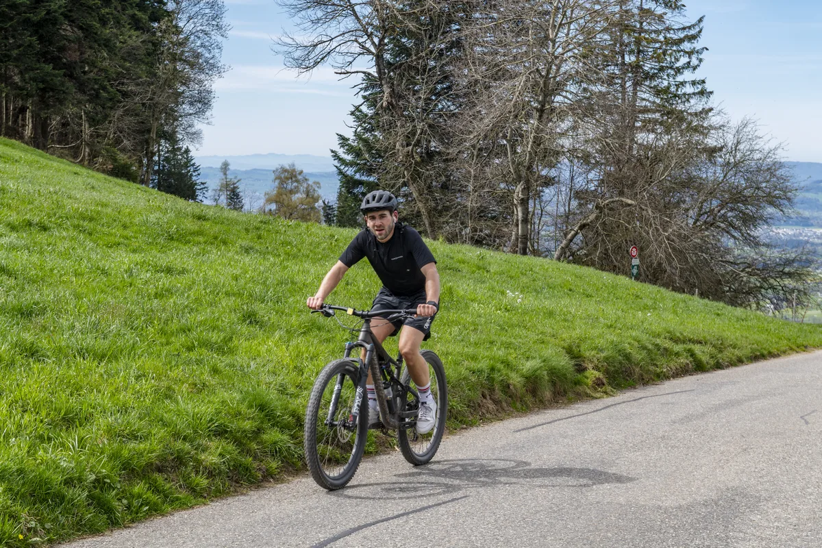 Dani Lanter keucht auf seinem Velo den Berg hoch.