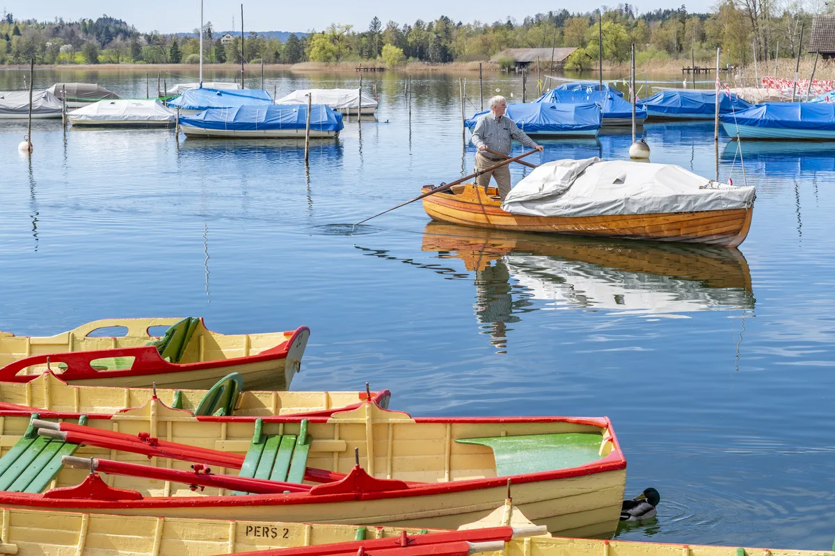 Ein Fischer auf seinem Boot am Pfäffikersee.