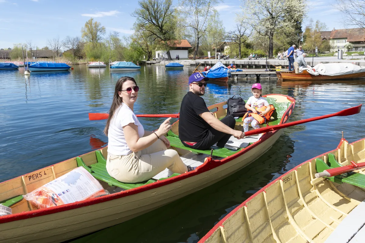 13122800-4 Familie Puh aus Bülach kommt oft an den Pfäffikersee und Gondelt in aller Ruhe über das Wasser.