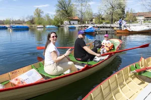 13122800-4 Familie Puh aus Bülach kommt oft an den Pfäffikersee und Gondelt in aller Ruhe über das Wasser.