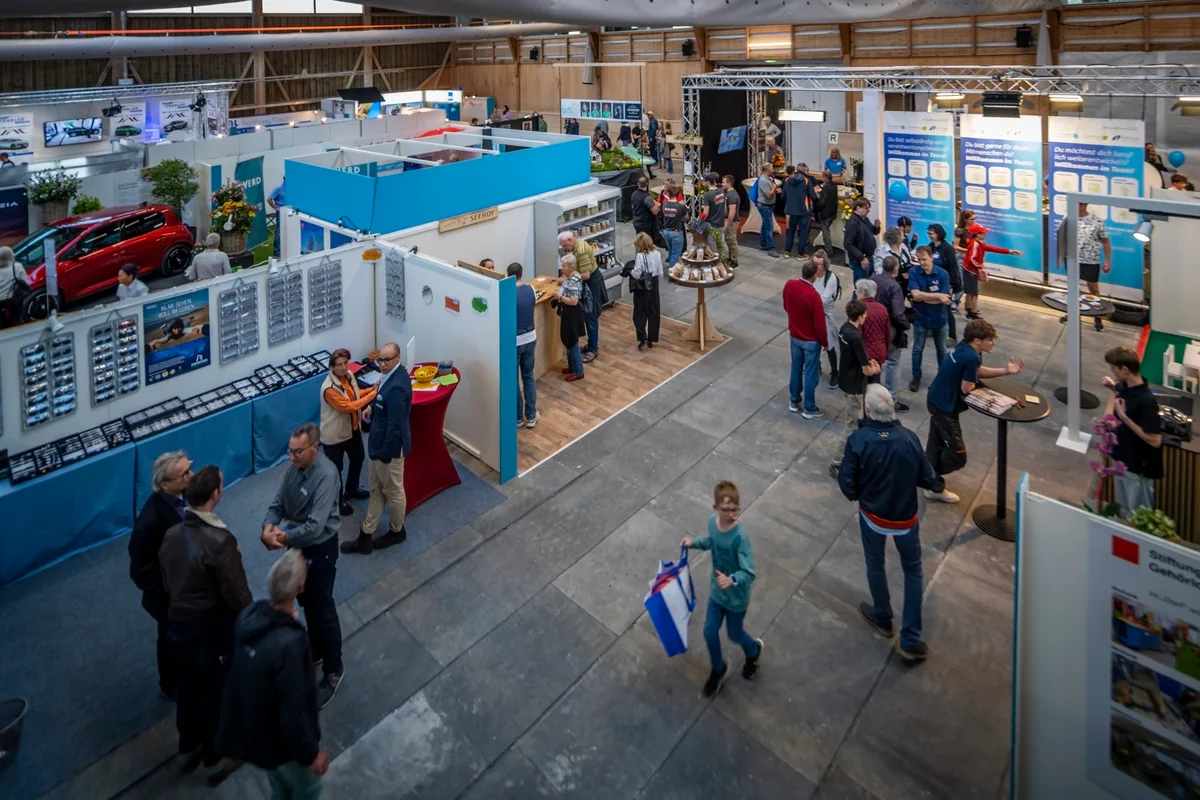 Zahlreiche Besucher an Ständen der Gewa in Turbenthal. 