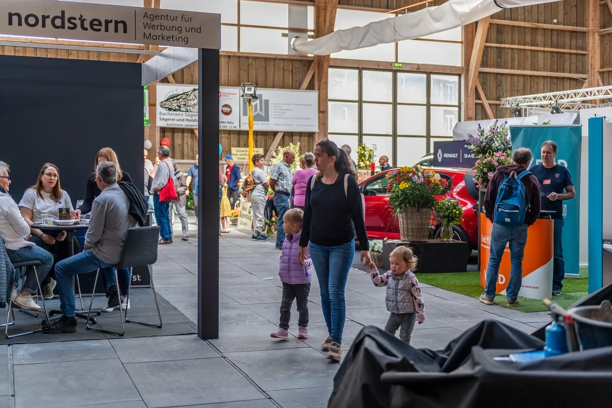 Besucher an der Gewa. 