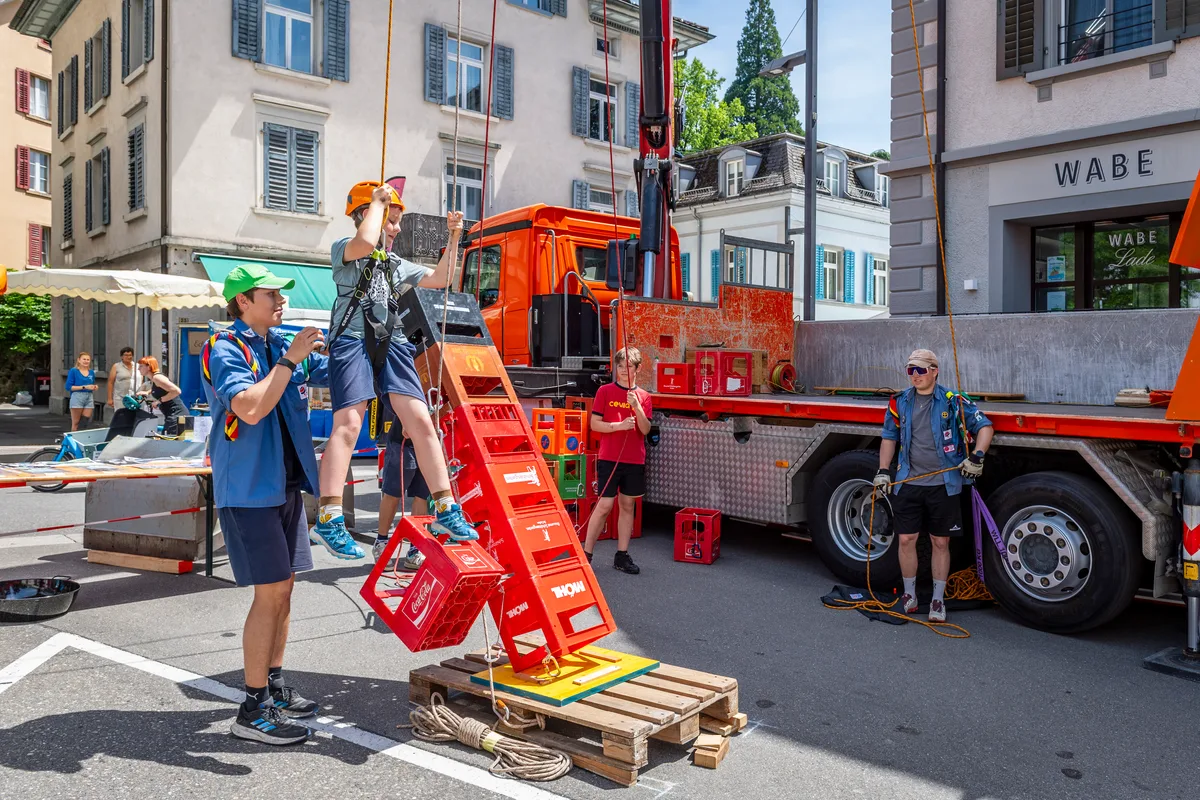 Bei der Cevi Dürnten wurden Harassen gestapelt. Für Tim ist bei 8 Harassen Schluss. Am Samstagnachmittag lagen die Bestwerte bei 21 für Reto, 17 für Noah und 16 für Fynn. Ein Junge beim Harassenstapeln.
