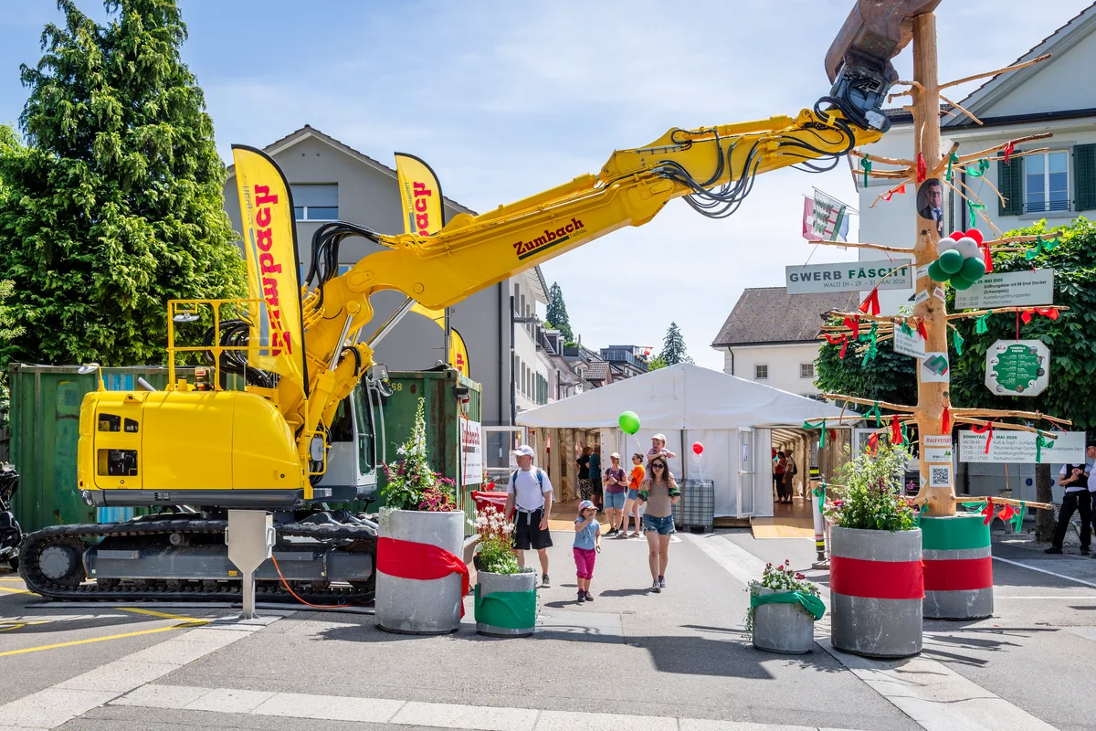 Familie Brüngger aus Volketswil bestaunt den originellen Torbogen. Auf einer Baustelle würde man diesen Bereich wohl eher meiden. Familie Brüngger aus Volketswil bestaunt den originellen Torbogen aus einem gelben Bagger.