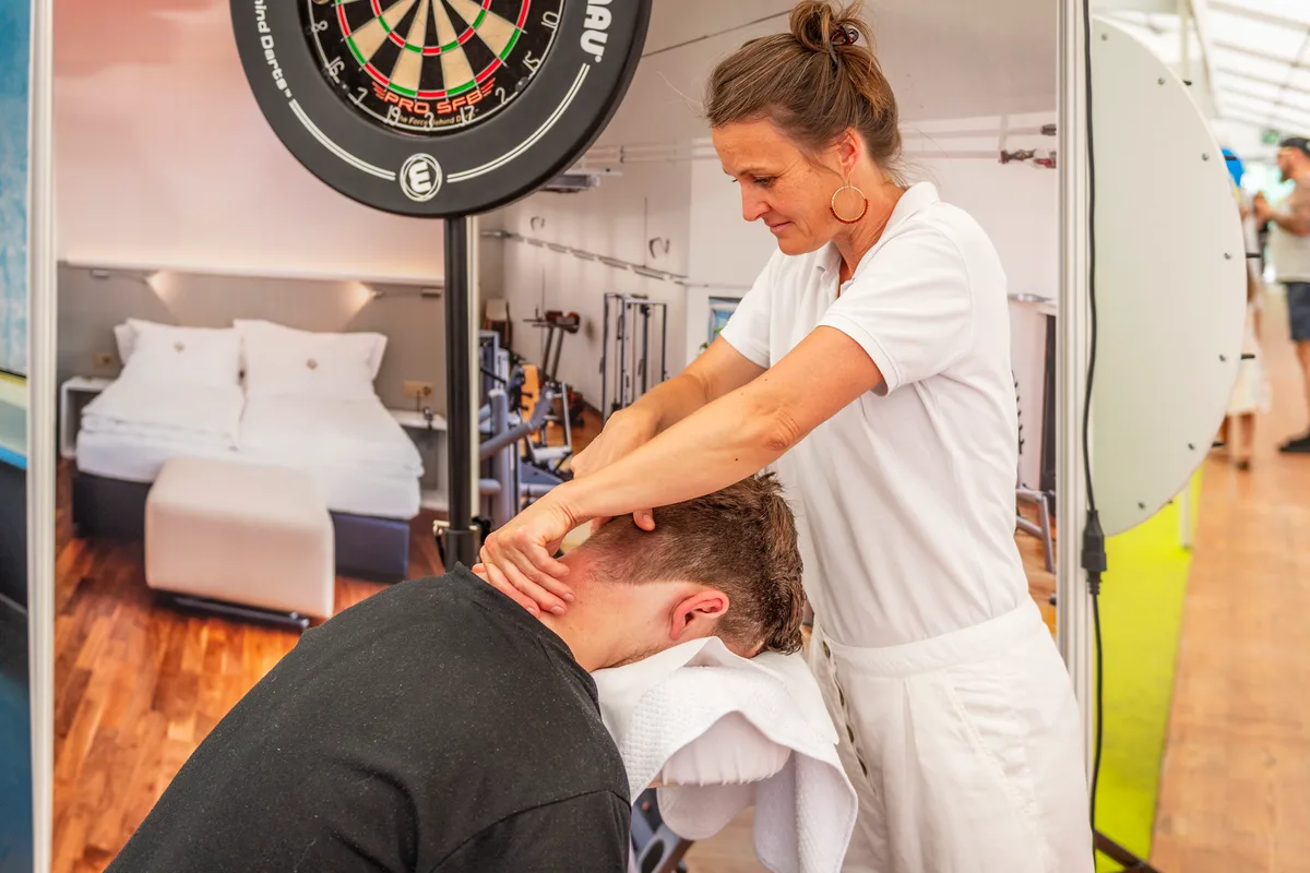 Die «Bleiche» in Wald hat ihr Wellnessangebot gleich mit an den Stand gebracht. Daniel geniesst eine Nackenmassage von Petra. Ein Mann wird massiert.