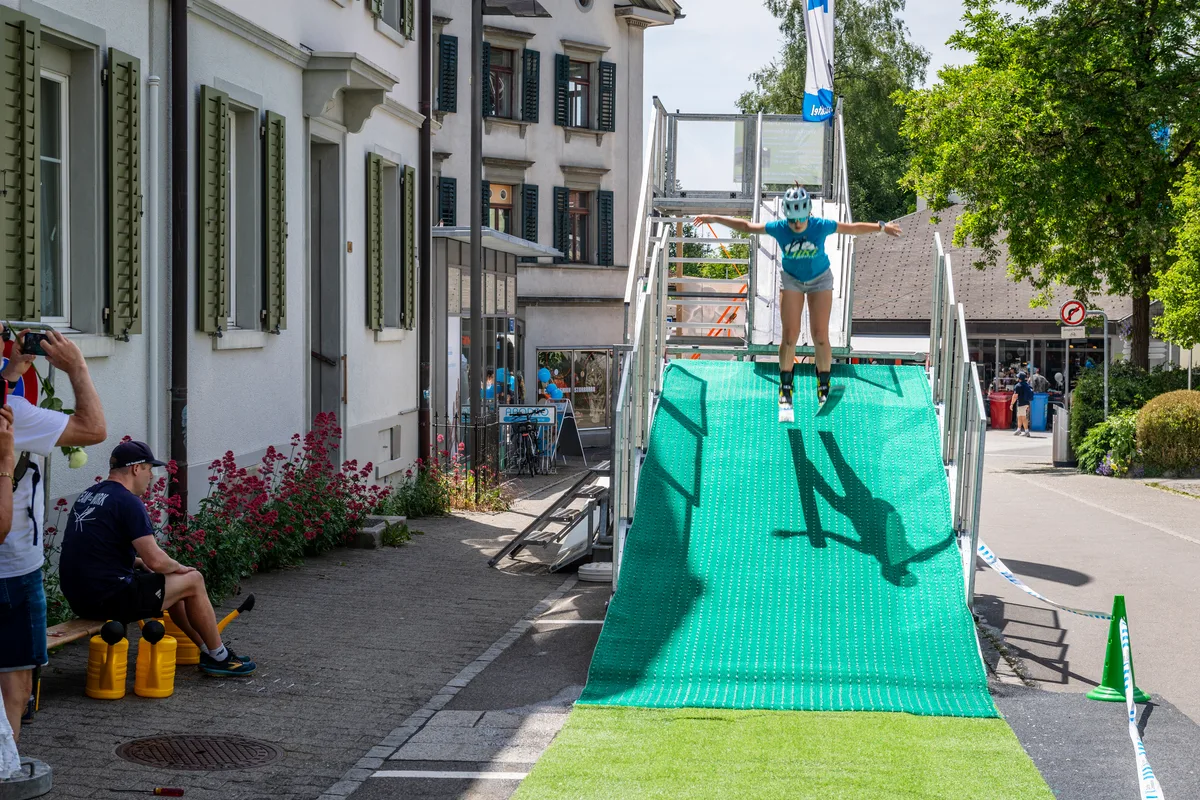Melinda wagt den Sprung von der Skisprungschanze. Man merkt sofort, dass sie das nicht zum ersten Mal macht. Ein Mädchen auf der Skisprungschanze.