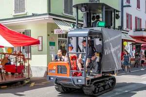 Mitten im Besucherstrom fährt ein "Lovemobil" mit Technosound, Lichteffekten und Nebelmaschine sorgt das Gefährt von Spörri Baumaschinen Service für Aufsehen. Mitten im Besucherstrom fährt ein "Lovemobil" mit Technosound, Lichteffekten und Nebelmaschine sorgt das Gefährt von Spörri Baumaschinen Service für Aufsehen.