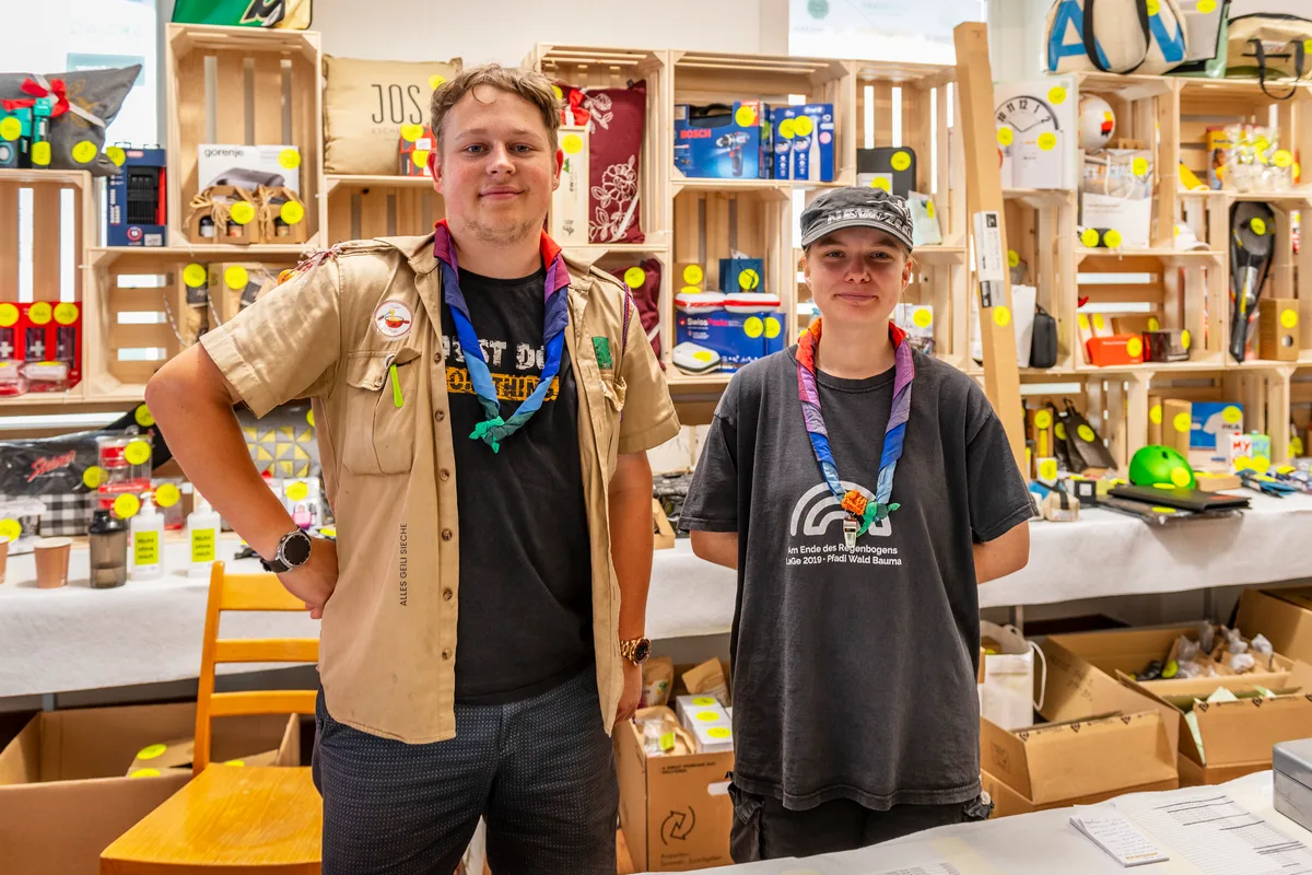Till und Irina von der Pfadi Wald-Bauma betreuen die Tombola, die mit ihren unzähligen Preisen durchaus sehenswert ist. Till und Irina von der Pfadi Wald-Bauma stehen hinter einem Stand.