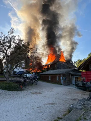 30527971-5 Haus und Scheune in Brand