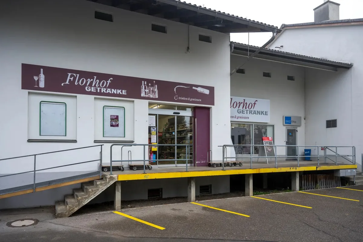 Man sieht den Getränkemarkt Florhof.