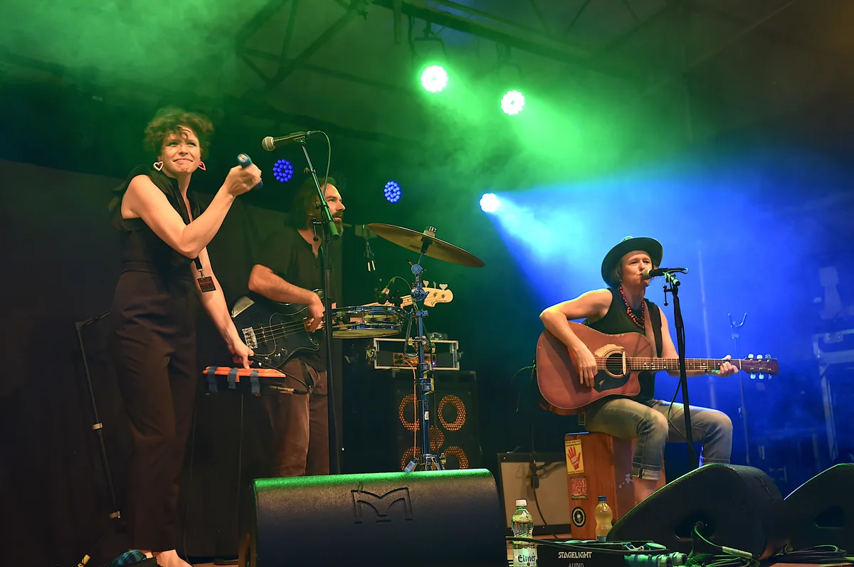 Die Hussy Hicks bewegen sich gekonnt zwischen Folk, Blues, Country, Rock und Roots. Der Auftritt in Rapperswil war für sie «crazy fun». Man sieht eine Band auf der Bühne.