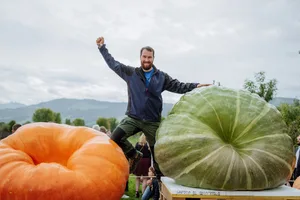 27505716-2 Ein Mann, zwei Siege: Florian Isler holt sowohl den ersten als auch den zweiten Platz für den schwersten Kürbis nach Esslingen.