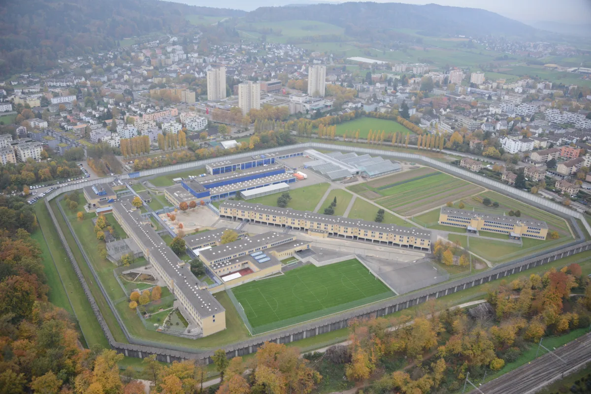 Luftansicht der Justizvollzugsanstalt Pöschwies