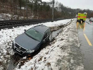 22843515-5 Die Fahrerin wurde durch den Unfall nicht verletzt, das Auto jedoch beschädigt. Es musste per Kran geborgen werden.