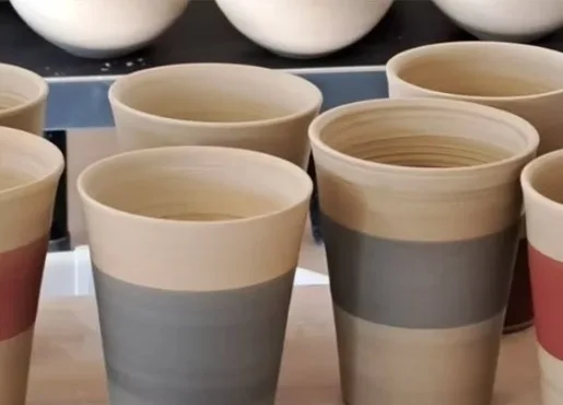 Man sieht getöpferte Trinkbecher.