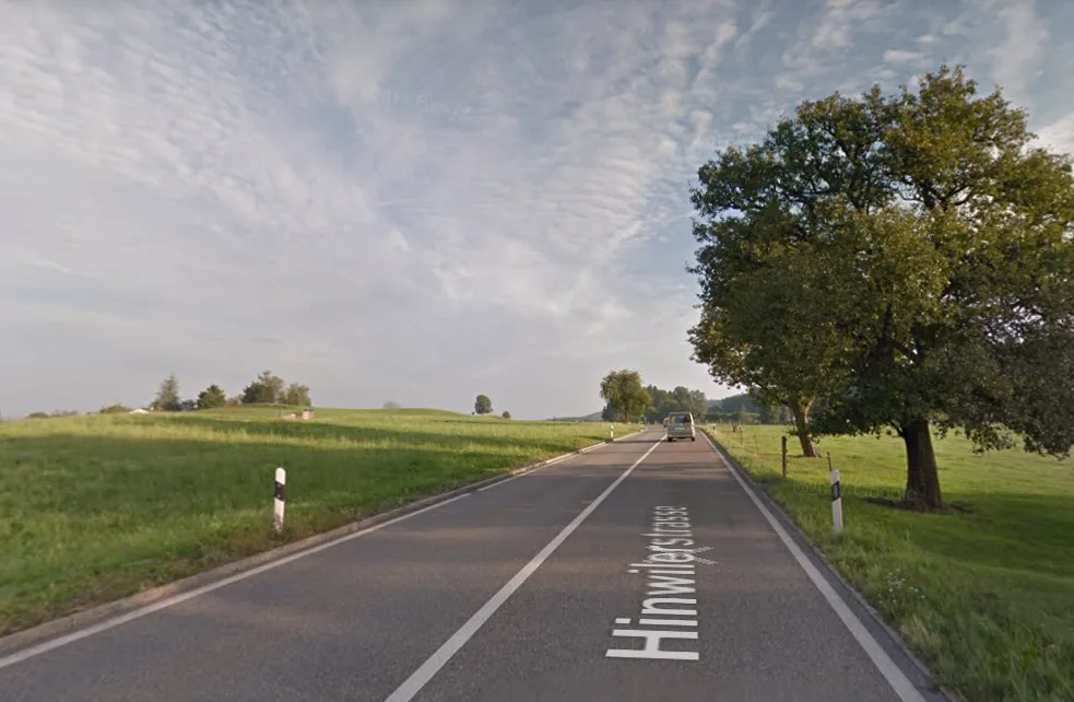 Google Maps beschreibt den Weg mit - und ohne Veloweg an der Hinwilerstrasse.