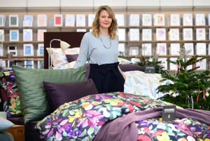 Susanne Krebs malt für die Firma Schlossberg Bettwäsche. Susanne Krebs malt für die Firma Schlossberg Bettwäsche.