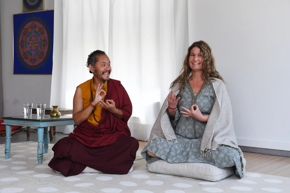 Pema Wangyal und Tina Steinauer im Yoga- und Meditationszentrum Yogtrack.