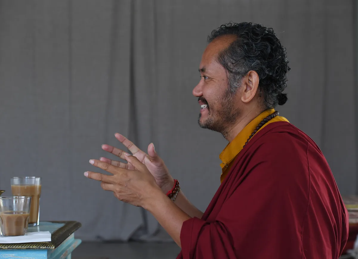 22291595-3 Seit er das Tibet-Institut in Rikon verlassen hat, sitzt Pema Wangyal oft in seiner Bleibe in Kollbrunn und betet für die ganze Welt.