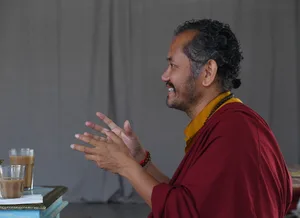 22291595-3 Seit er das Tibet-Institut in Rikon verlassen hat, sitzt Pema Wangyal oft in seiner Bleibe in Kollbrunn und betet für die ganze Welt.