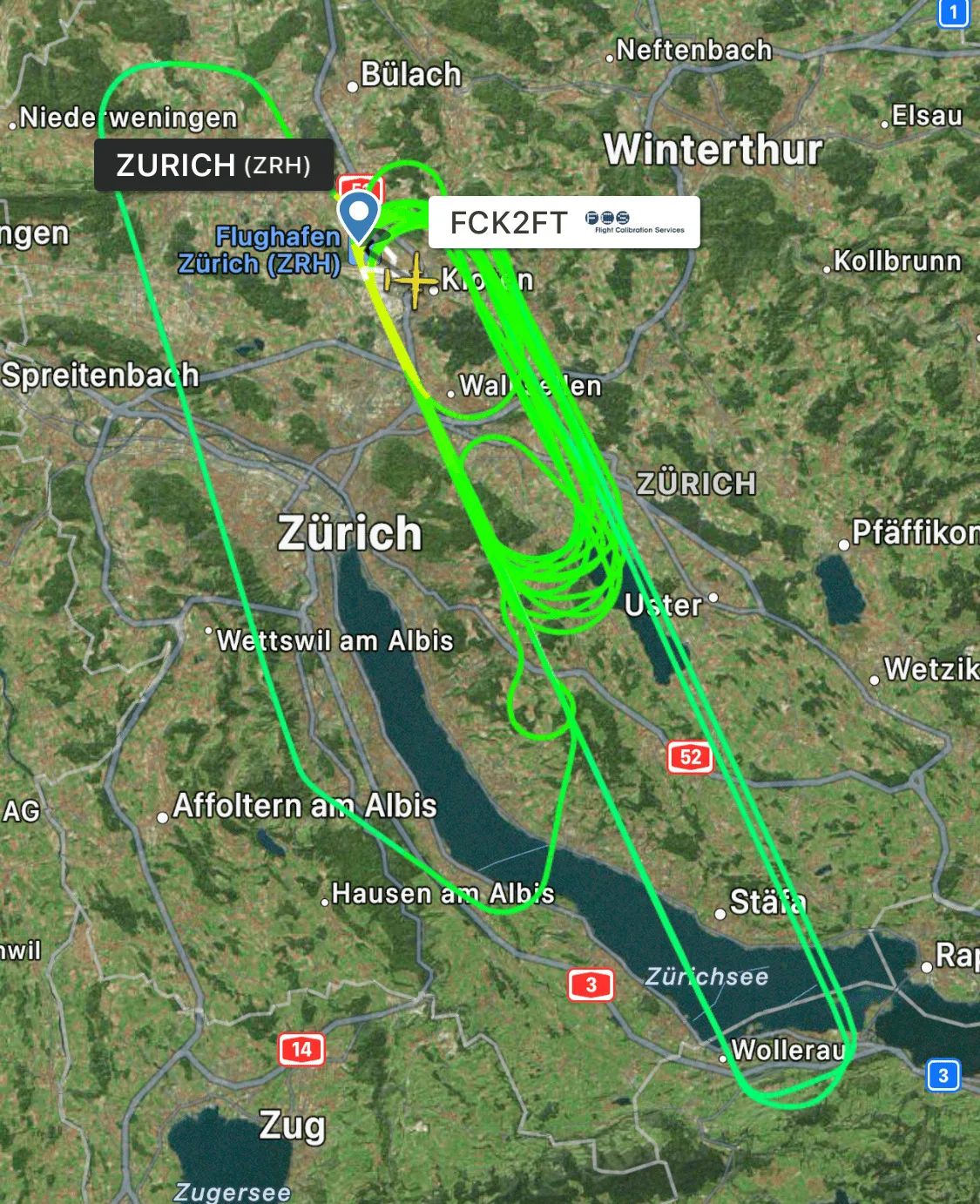 Man sieht ein Flugradar mit der Strecke, die ein Flugzeug geflogen ist.