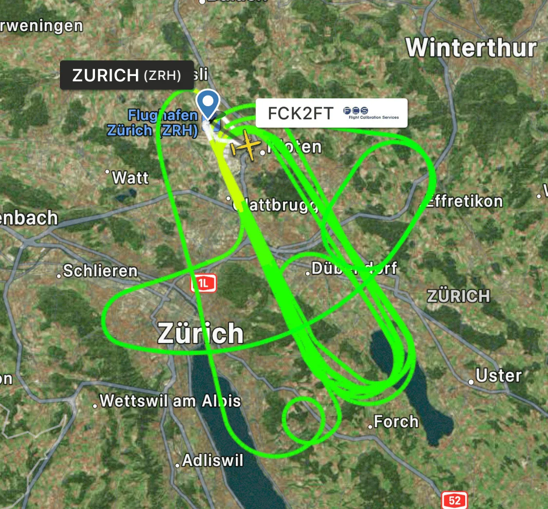 Man sieht ein Flugradar mit der Strecke, die ein Flugzeug geflogen ist.